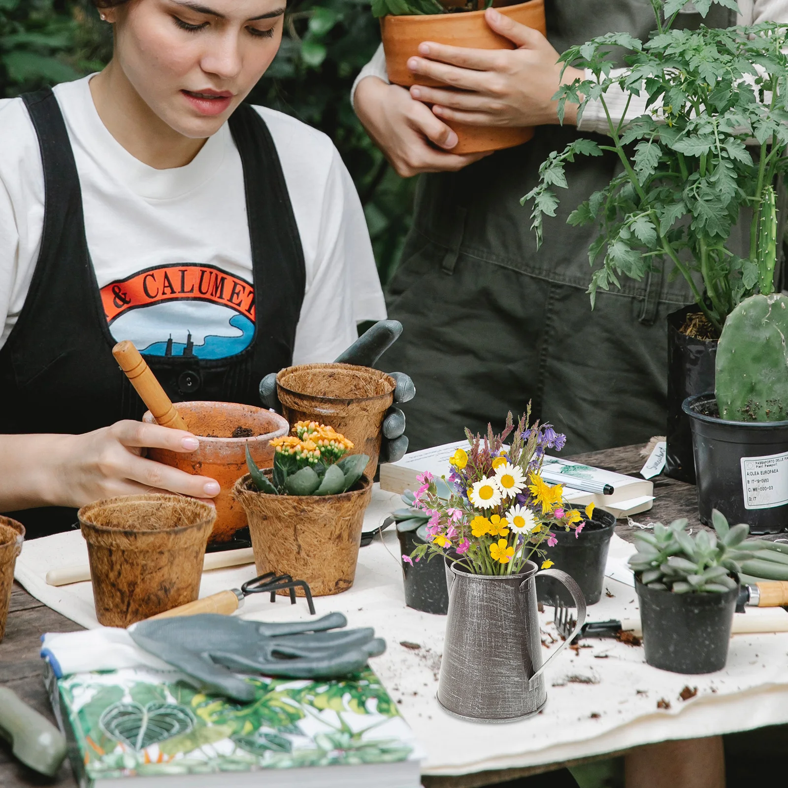 

Rustic Iron Flower Vase Retro Corrosion Resistant Unique Handle Storage Bucket Plant Holder Creative Decorative