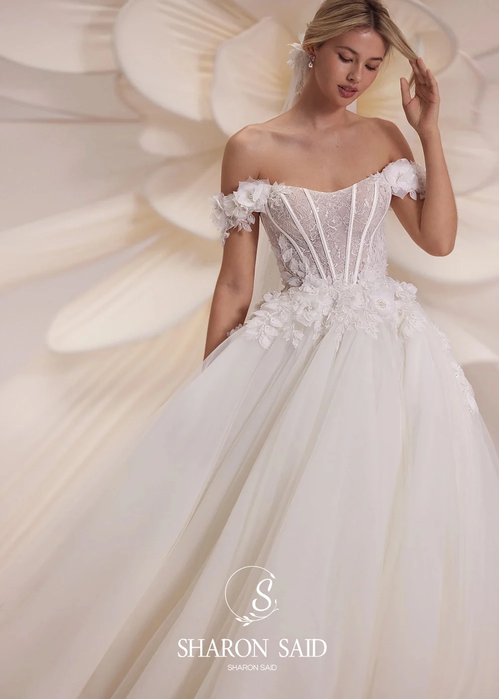 シャロンはロマンチックな 3D 花チュールオフホワイトのウェディングドレス 2025 オフショルダーボールガウンプリンセス花嫁ドレス SW242 カスタマイズ