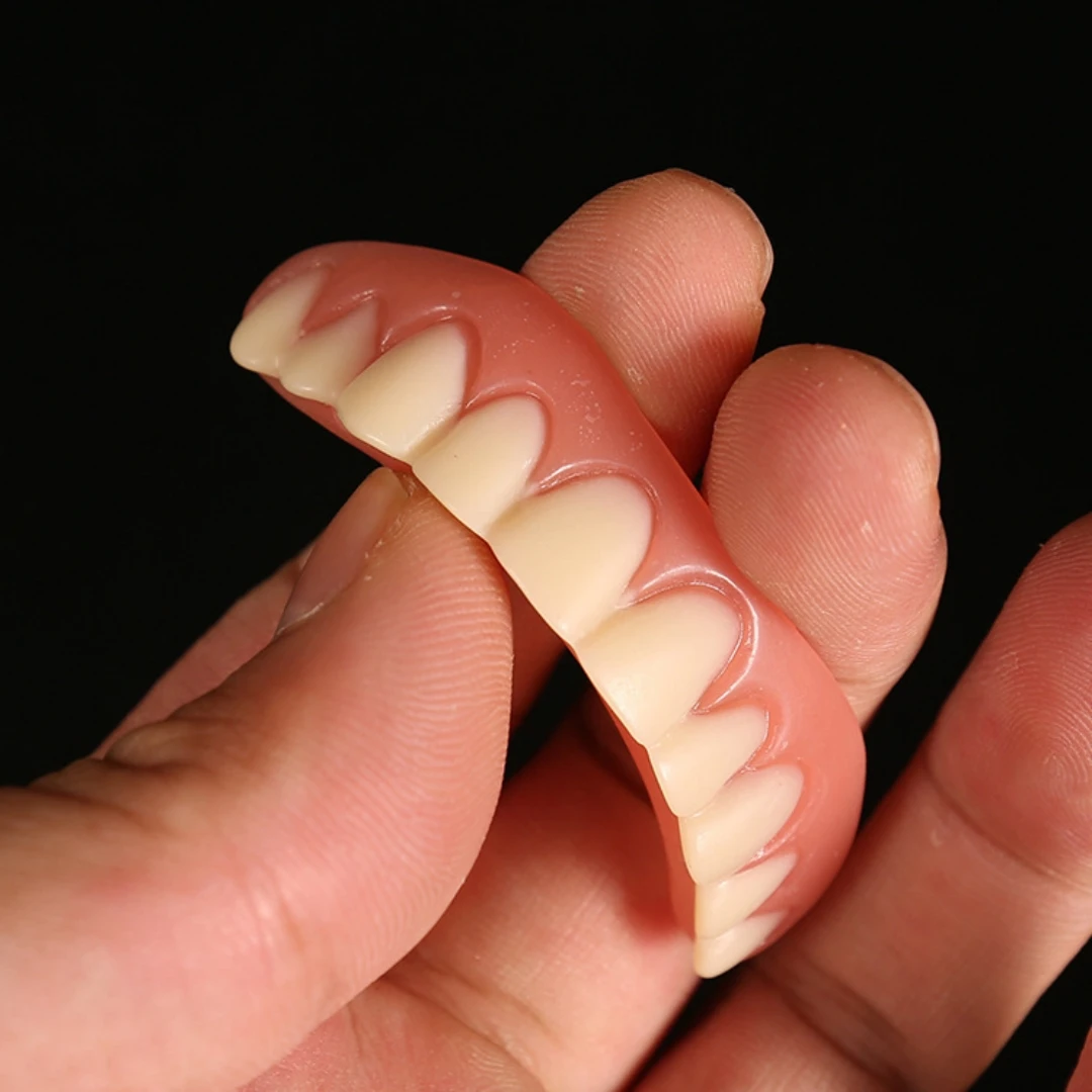 Dentes falsos de silicone de alta qualidade, sem rebarbas, folheados superiores e inferiores, folheados perfeitos para rir, pasta de dentaduras, suspensórios de dentes falsos confortáveis