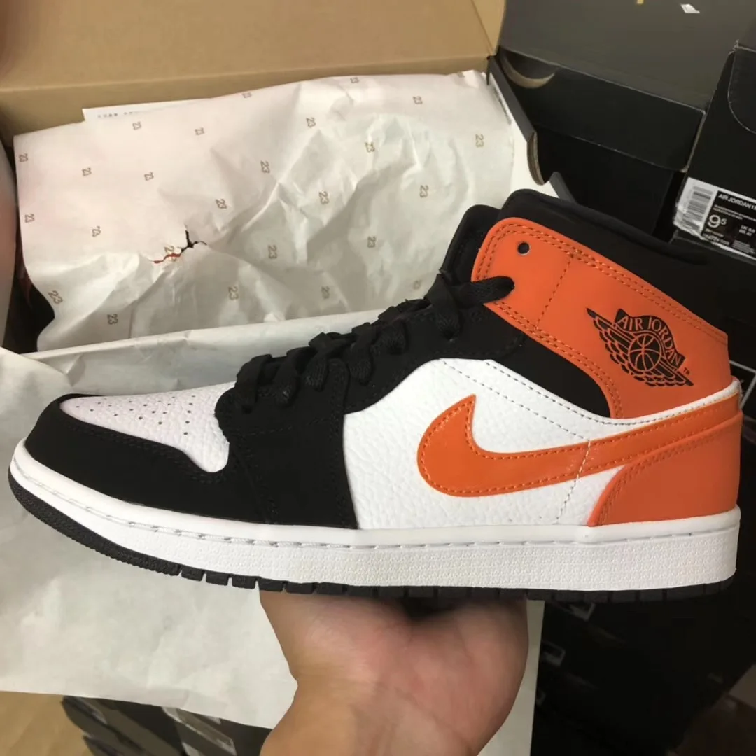 Jordan Air Jordan 1 Mid Se أحذية رياضية مريحة متوسطة القمة ريترو كريكيت للرجال والنساء أنماط أبيض برتقالي وأسود Colorway