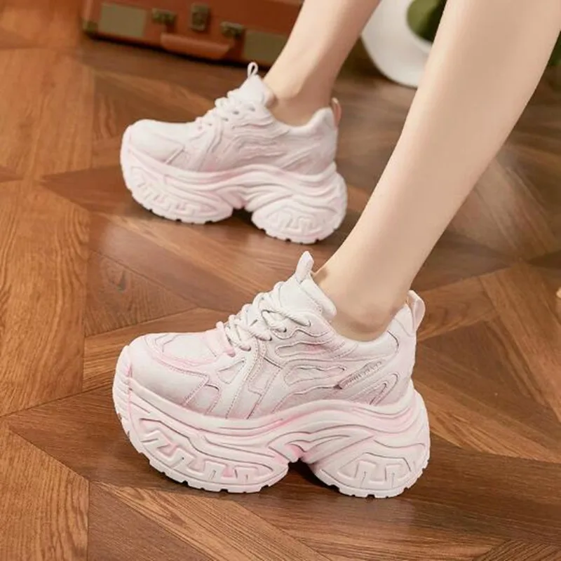 

НОВЫЕ женские кроссовки на толстой подошве 9 см, универсальные платформенные туфли 2026 года, роскошные ретро-кеды для повседневной носки, увеличивающие рост, женские кроссовки с внутренней танкеткой