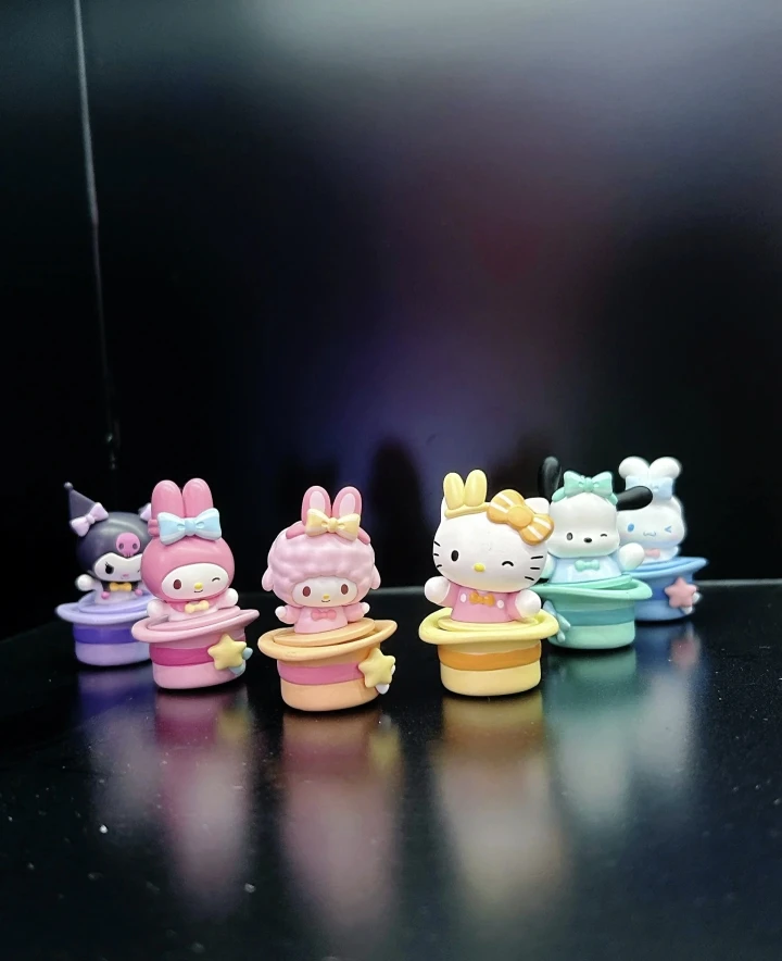 Nowa Niesamowita Seria Magicznych Kapeluszy Śliczne Zawieszki Niespodzianki Modne Zabawki Blind Box Mini Ozdoby Ręcznie Robione Prezenty Lalki z Kreskówek