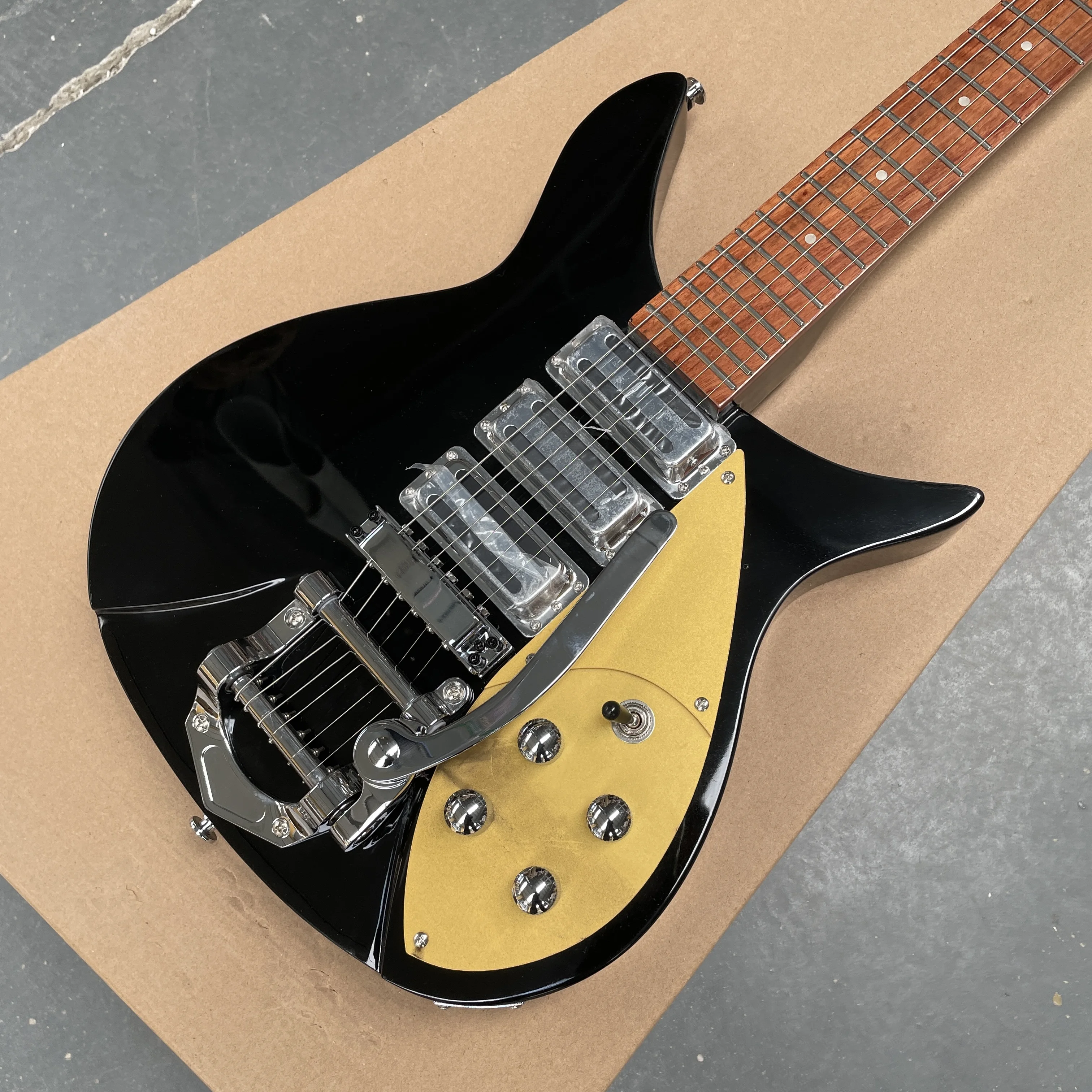Bigsby vibrato system electric guitar, black gloss finish, three-pickup guitars, stable tuning for advanced players guitarra