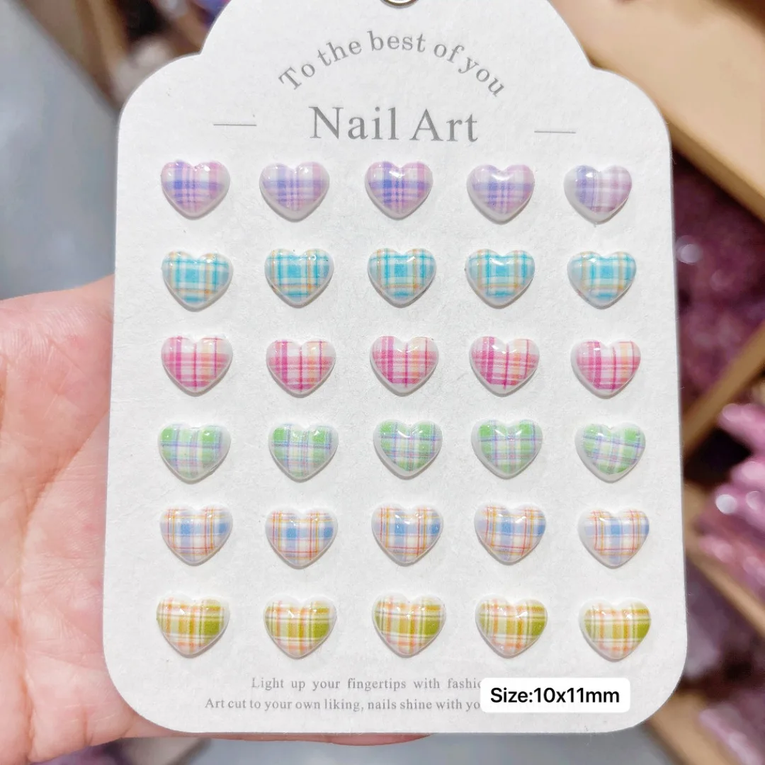 100 Stück/Packung 10 x 11 mm Herz-Plaid-Nagel-Charms – 3D-Nagelkunst für süße Mädchen, schöne DIY-Nageldekoration für Kawaii-Maniküre