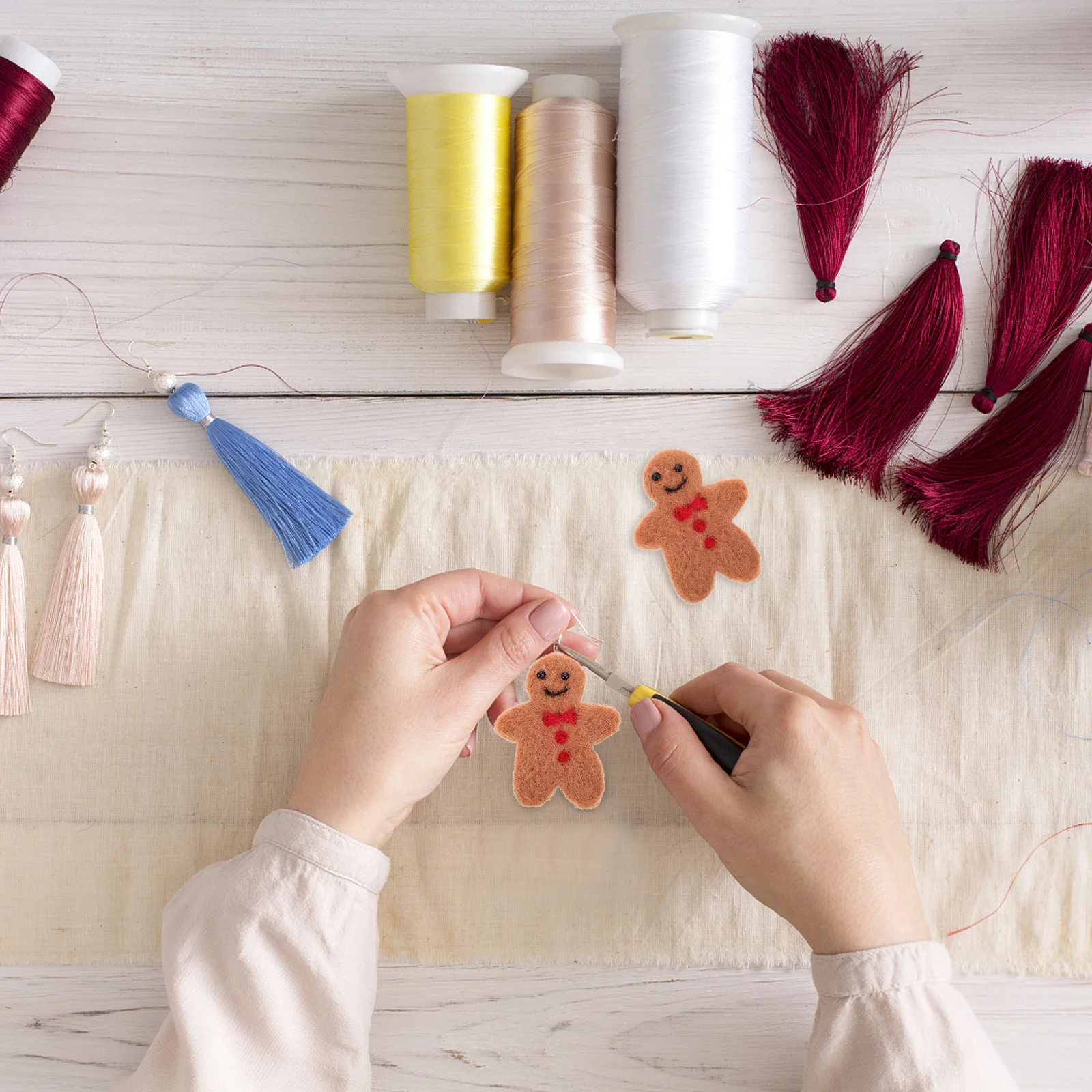 

10pcs Gingerbread Man Pendants Felt Diy Craft Decorations Xmas Tree Hanging Charms Holiday Party Ornament Supplies Wool Felt