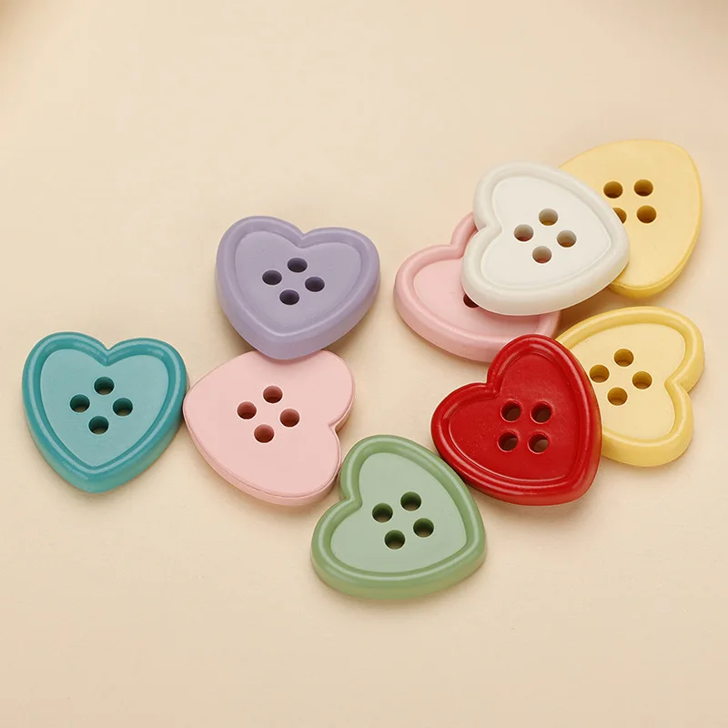 20 قطعة أزرار لطيفة على شكل قلب ملون أزرار بلاستيكية للملابس لوازم حرفية ذاتية الصنع 15 مللي متر ملحقات الخياطة المزخرفة للأطفال