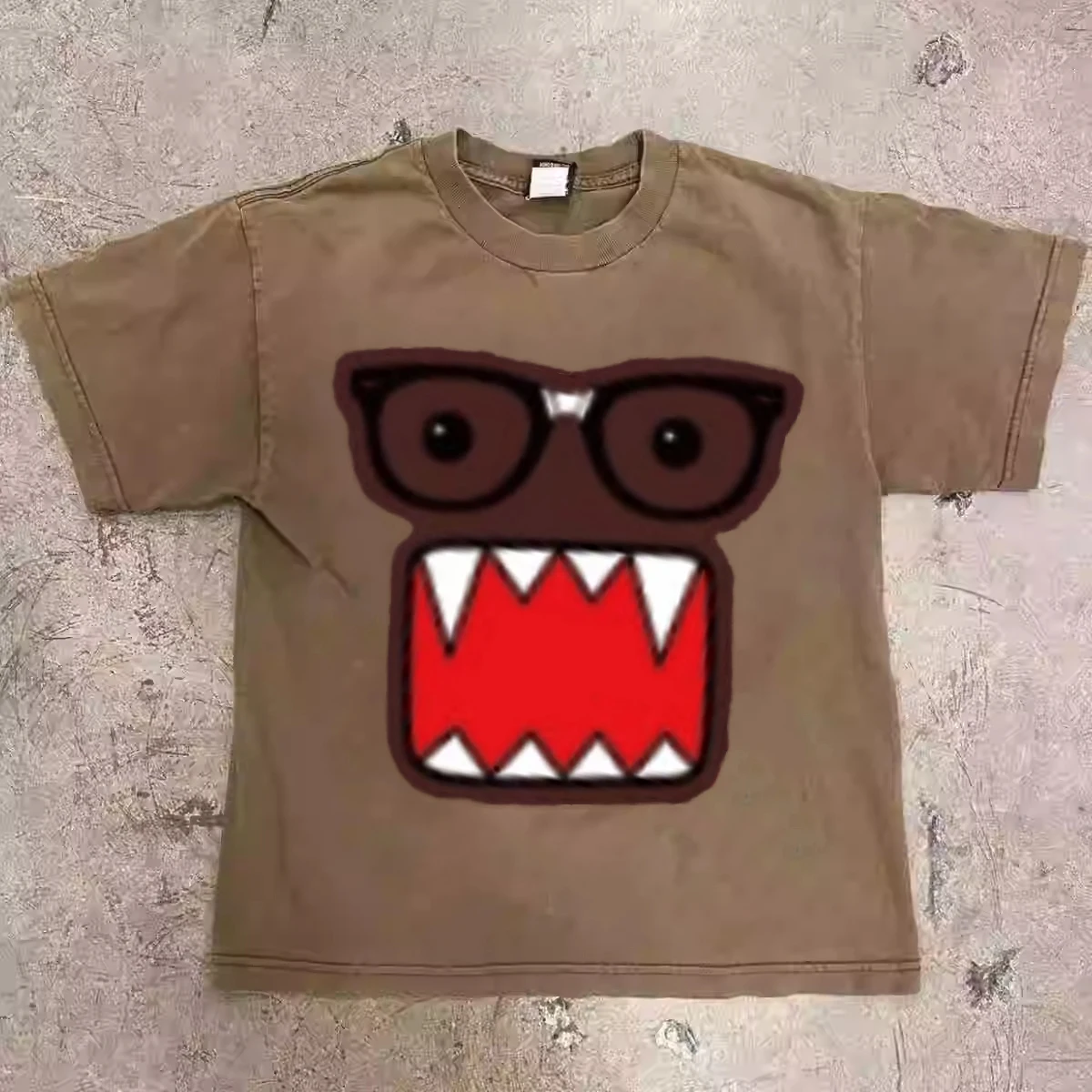 

Domo Kun 2025 новейшая забавная футболка с короткими рукавами и принтом, мужской и женский универсальный топ для пар, подарок на день рождения из чистого хлопка