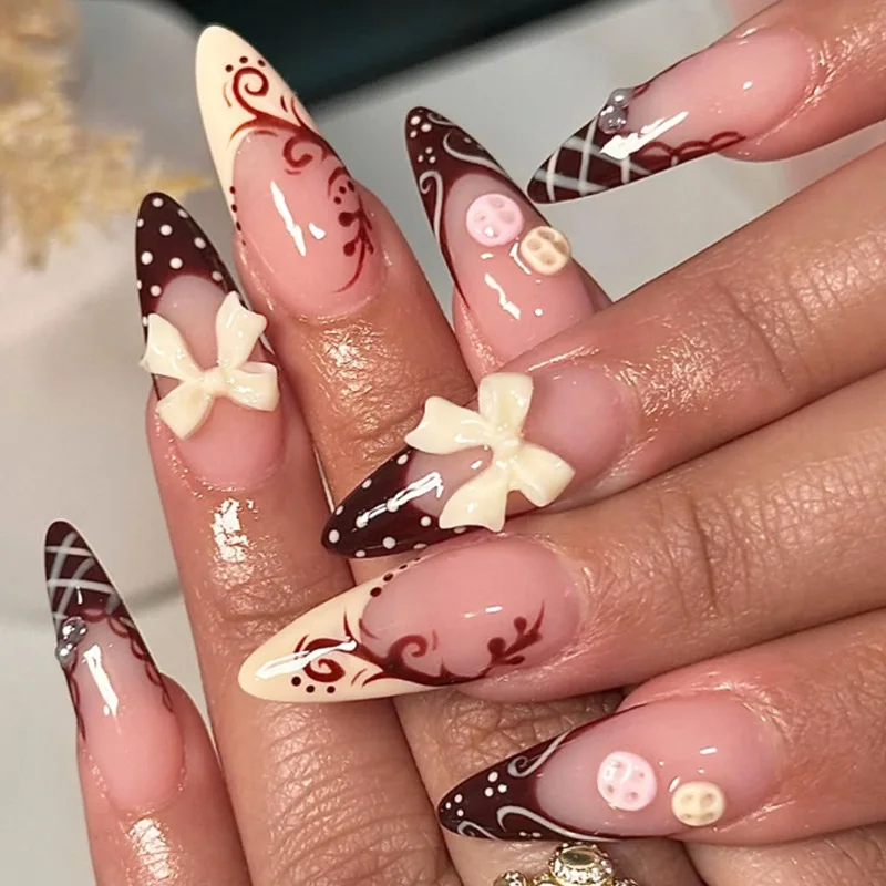 24 Stück Ins 3D Bowknots Press On Nails Handbemalte Blumen-Plaid-Designs Mandel-Kunstnägel Braun Französischer Stil Ballett-Fake-Nagel