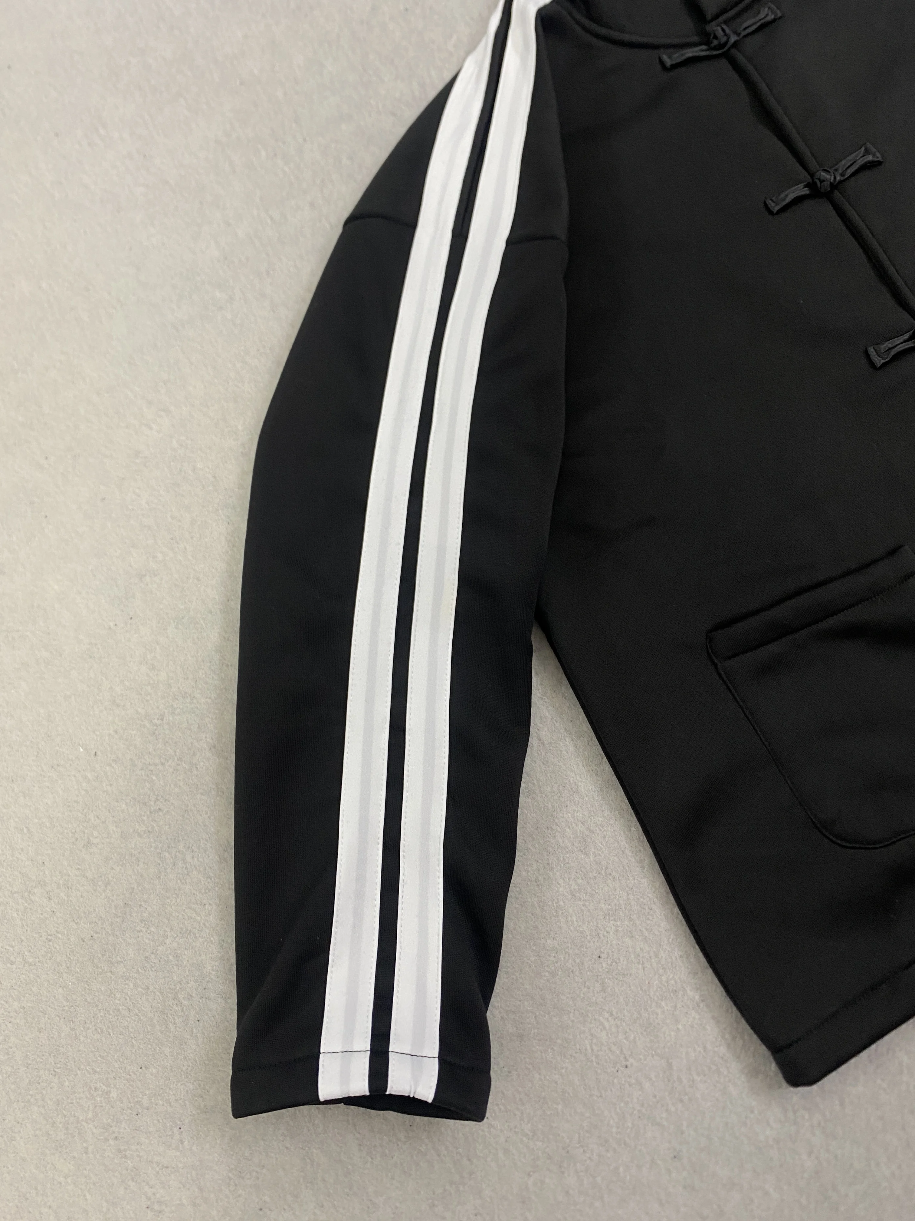 Neuer Strickcardigan im chinesischen Nationalstil mit Streifenmuster, Kragen, Schnalle, doppelten Taschen an den Ärmeln und Kontrastfarben – ein trendiger Mantel. – Detail 5