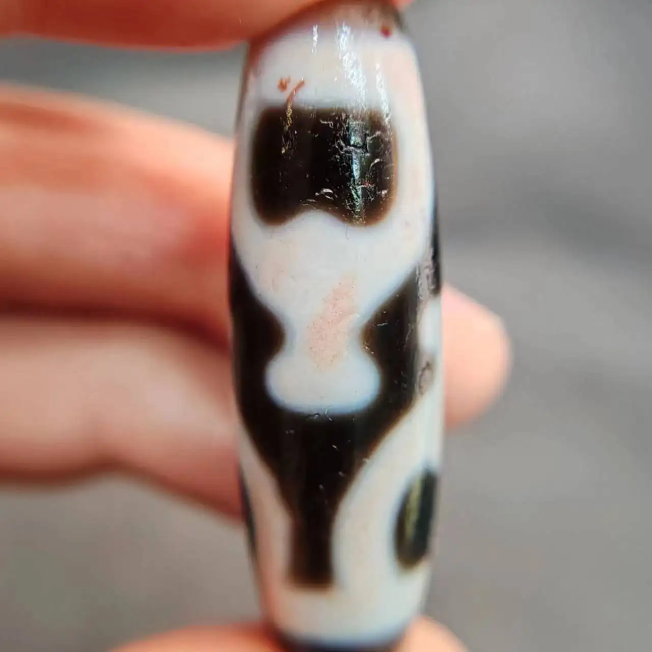 

1pcs/lot natural treasure bottle pattern old agate dzi Black and white Weathered horseshoe lines Old handmade beads Rare breeds