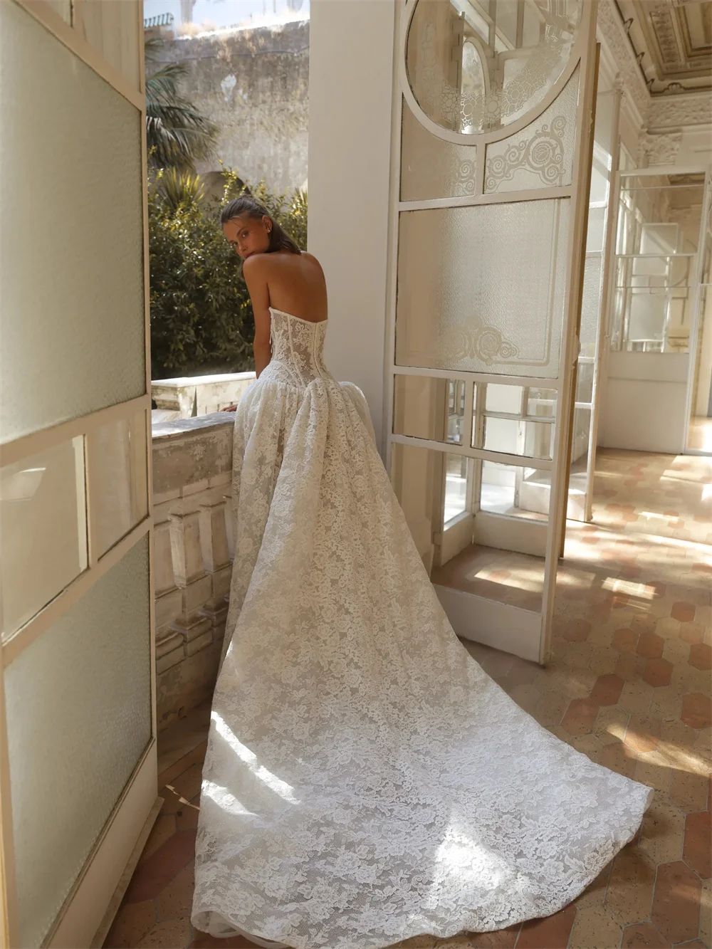 東京カスタムメイドのエレガントなAラインウェディングドレス、ストラップレス、ノースリーブ、バックジップ、ブライダルガウン2025、ホワイトコートトレインウェディングガウン