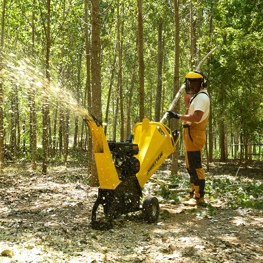 معالج الحطب الصغير 7 حصان قابل للقطر ومعتمد من CE ماكينة تقطيع الخشب الصغيرة التي تعمل بالبنزين لفرع الطحن