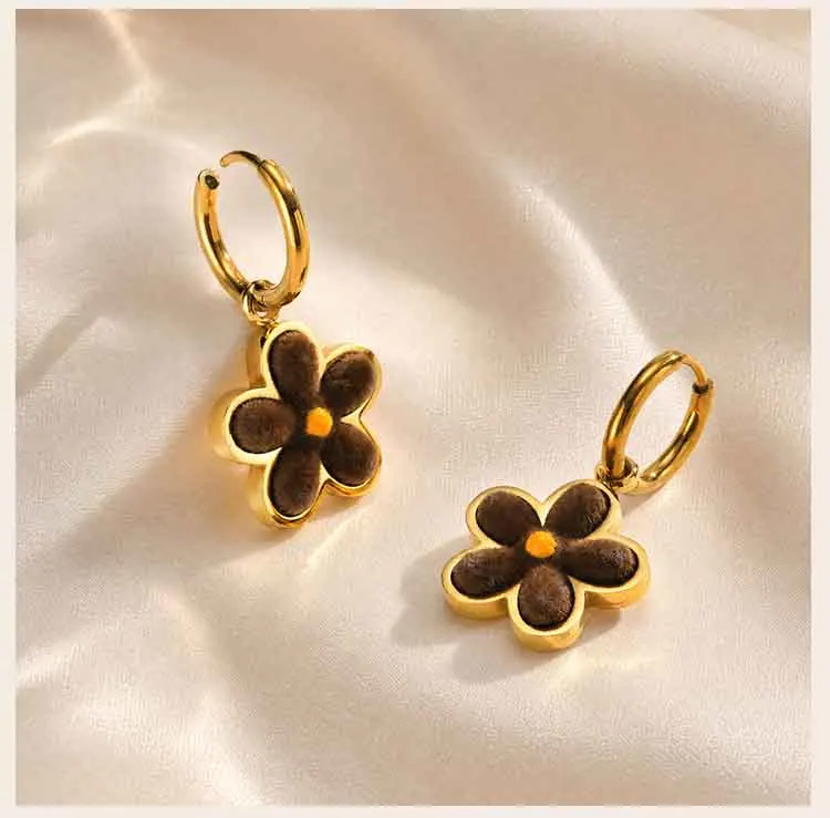 Y2K Blumen-Creolen für Damen und Mädchen, mit geflocktem Gänseblümchen-Anhänger, hypoallergener Edelstahl, modischer Schmuck – Detail 6