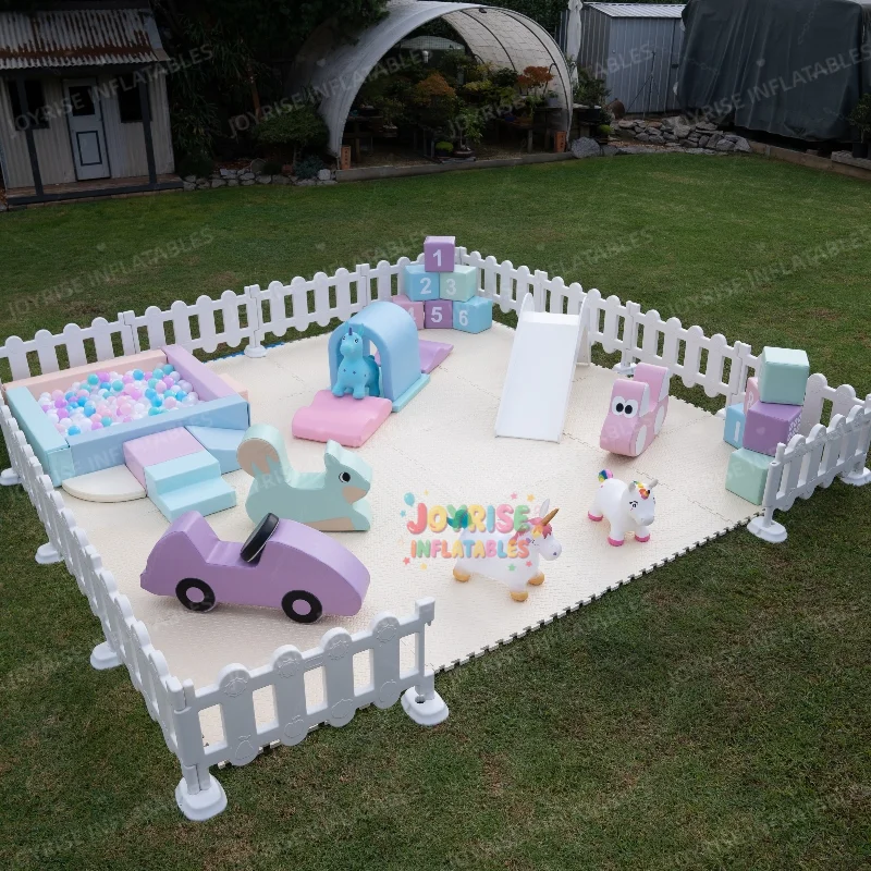 Maßgeschneidertes Indoor-Spielplatzset für Kinder. Günstige weiche Spielgeräte mit Ballbecken und Zäunen für die Vermietung von Geburtstagsfeiern