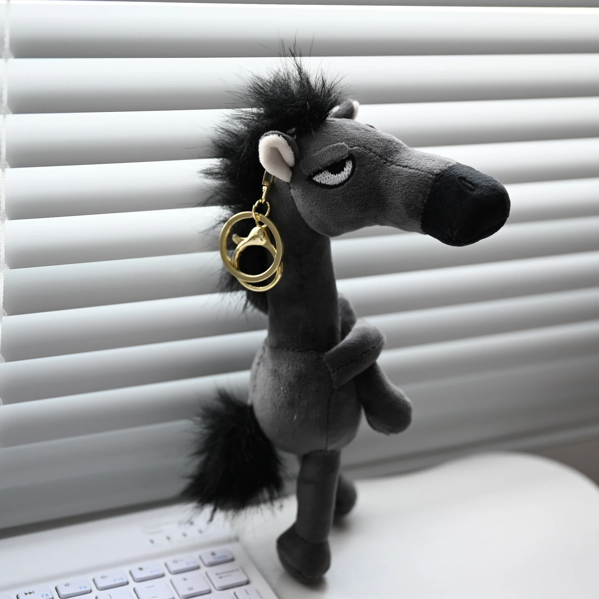 クロミぬいぐるみキーホルダー1個、ポニーファンタジー風、絶妙なスカーフ付き、黒のシミュレーションホース、クリスマスプレゼント