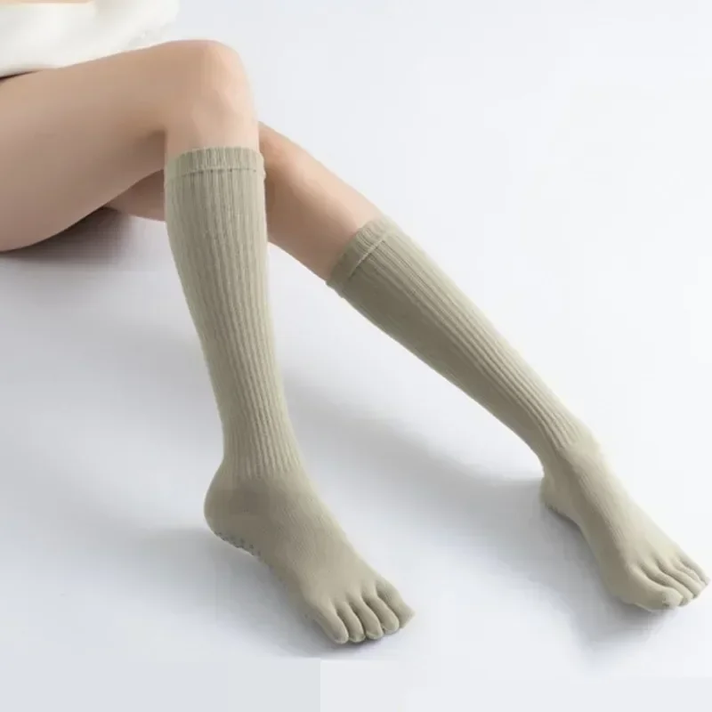 High Quality Mid-tube Five-toe Pressure Women Yoga Socks Pure Color Bound Non-slip Pilates Socks Simple