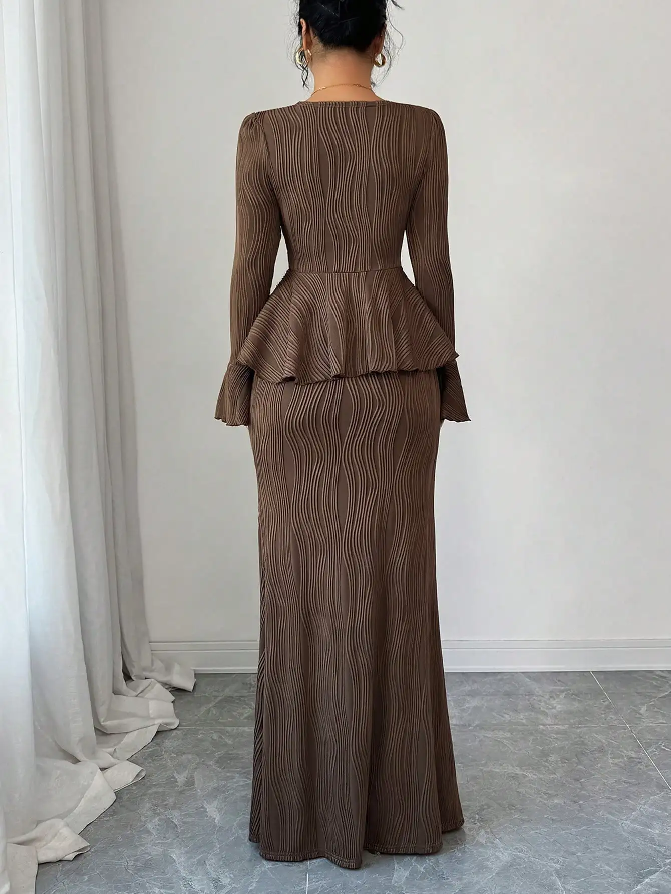 Elegante koffiebruine V-hals top met knoopsluiting en peplum & visstaartrok 2-delige set voor dames