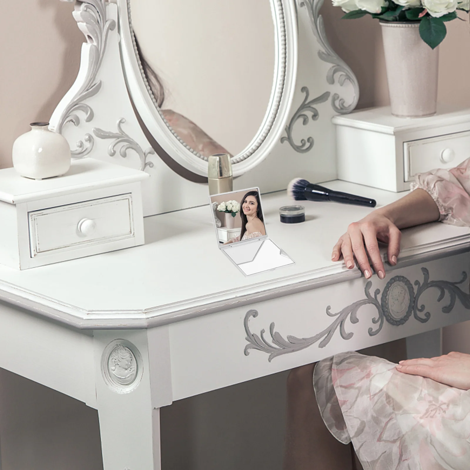 3-teiliger tragbarer kompakter Spiegel für Frauen, stilvoller faltbarer Make-up-Spiegel mit Rosenmuster, kleiner Reise-Waschtisch mit Vergrößerung