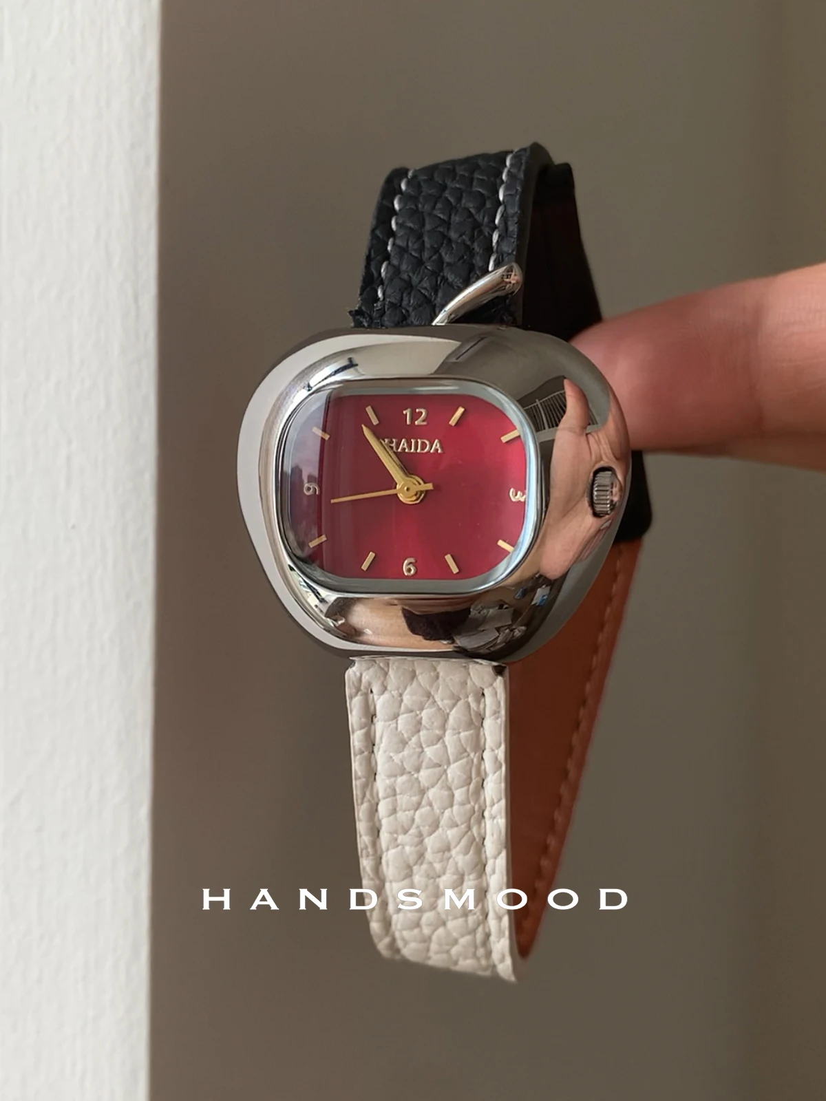 Exquisite women's watch, featuring a high-end, stylish design inspired by the red apple logo. A perfect accessory for women.