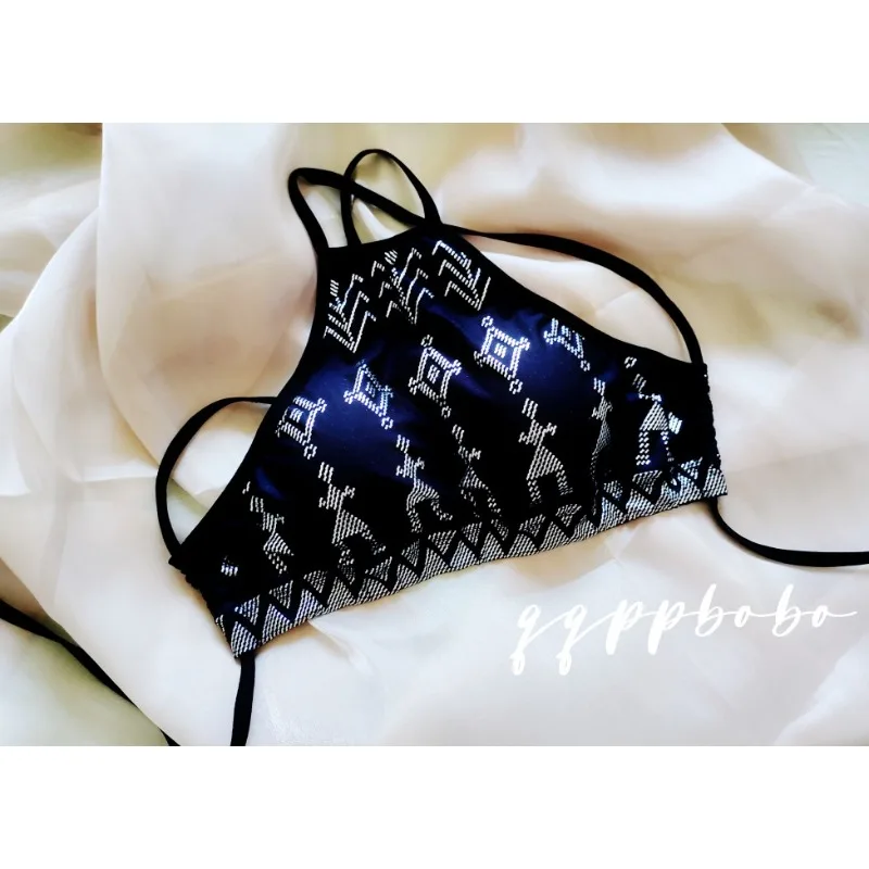 Dopasowany top bez pleców z imitacją paska do szlafroka i odpinanymi wkładkami w biuście.