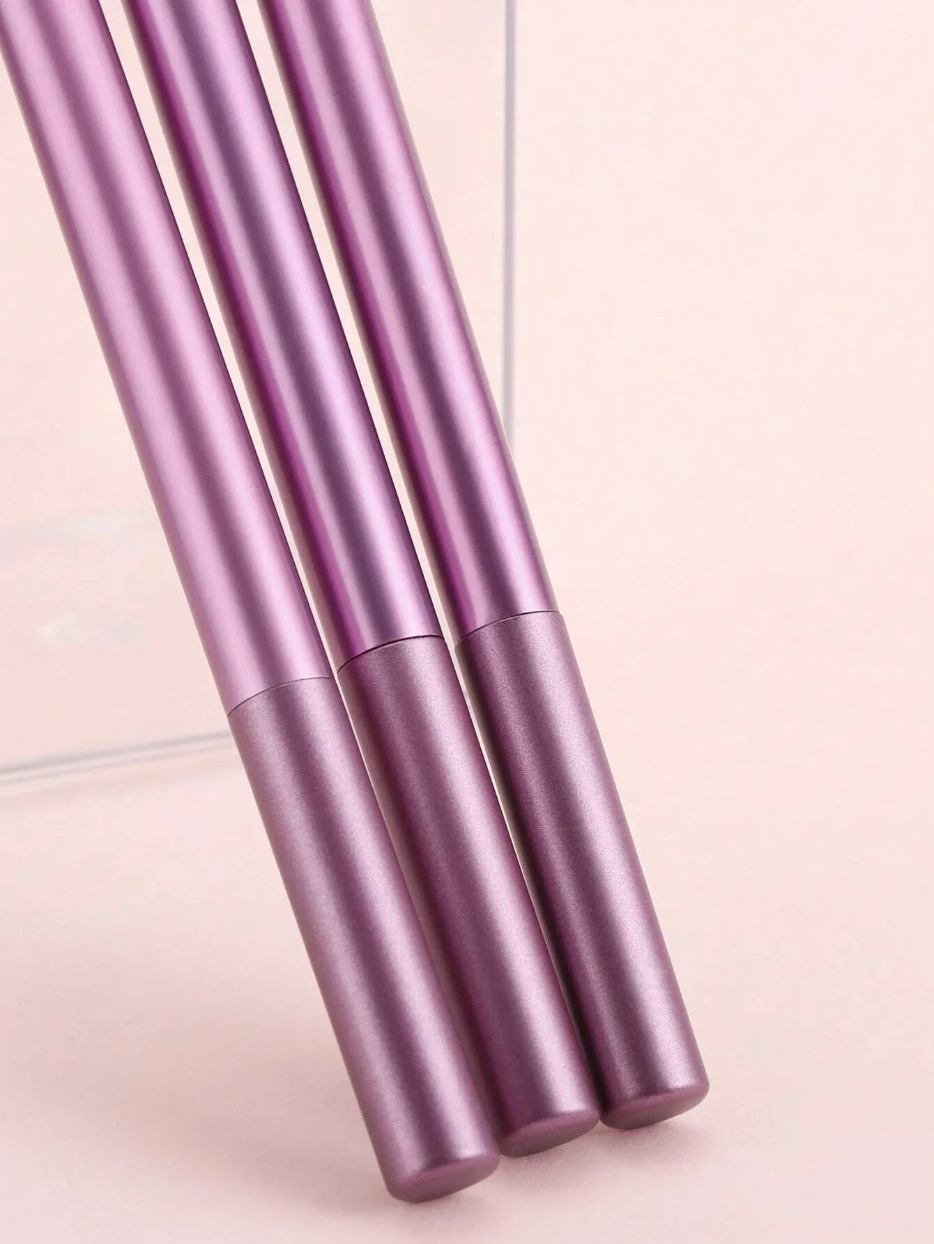 ชุดแปรงแต่งหน้า 3 ชิ้น รวมถึงแปรงไฮไลท์ แปรงอายแชโดว์ และแปรงคอนซีลเลอร์ เครื่องมือในกล่องของขวัญ