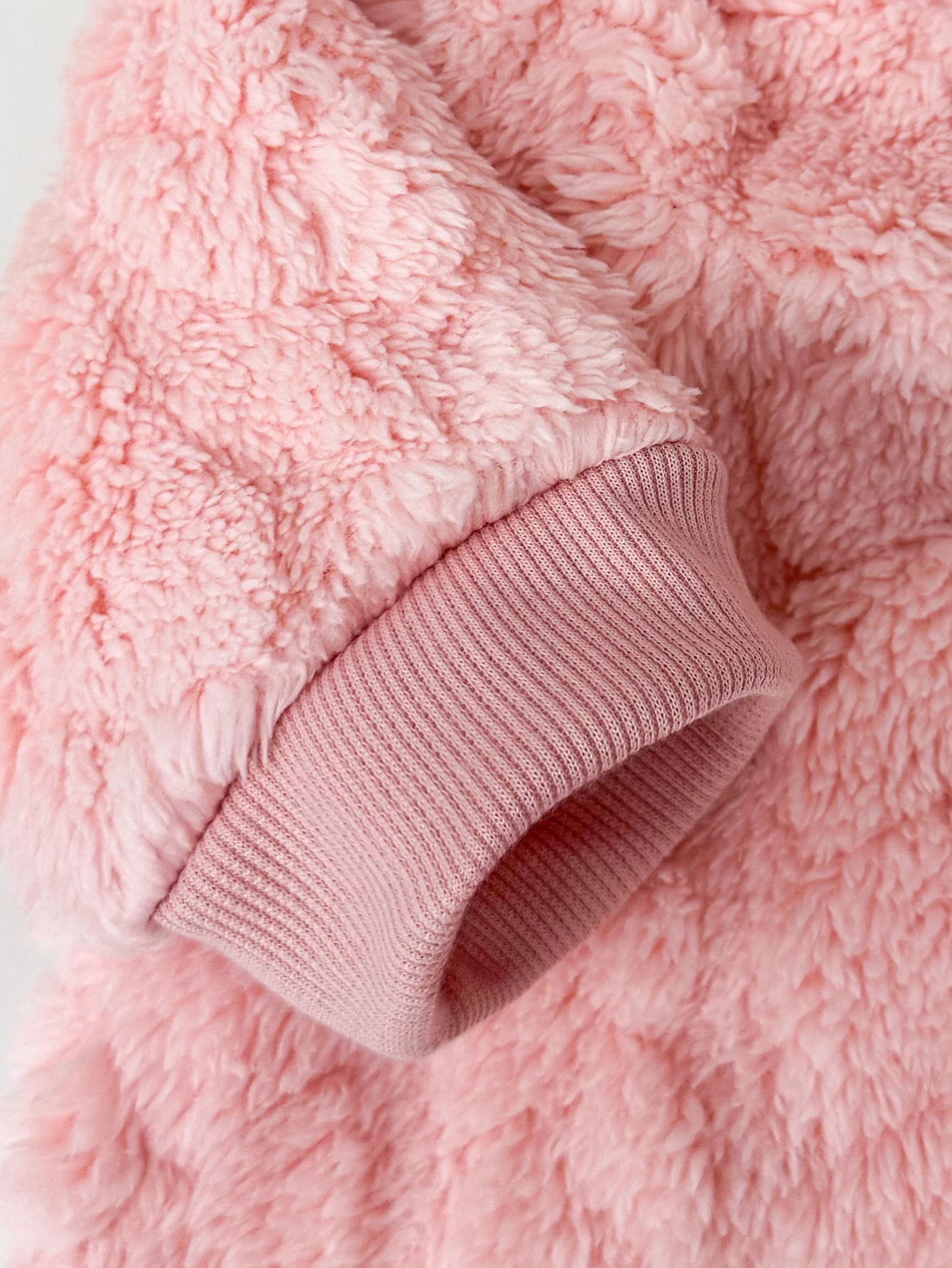 Pelele rosa esponjoso para bebé con capucha, traje suave y cálido para otoño e invierno, estilo callejero que agarra la atención para bebé