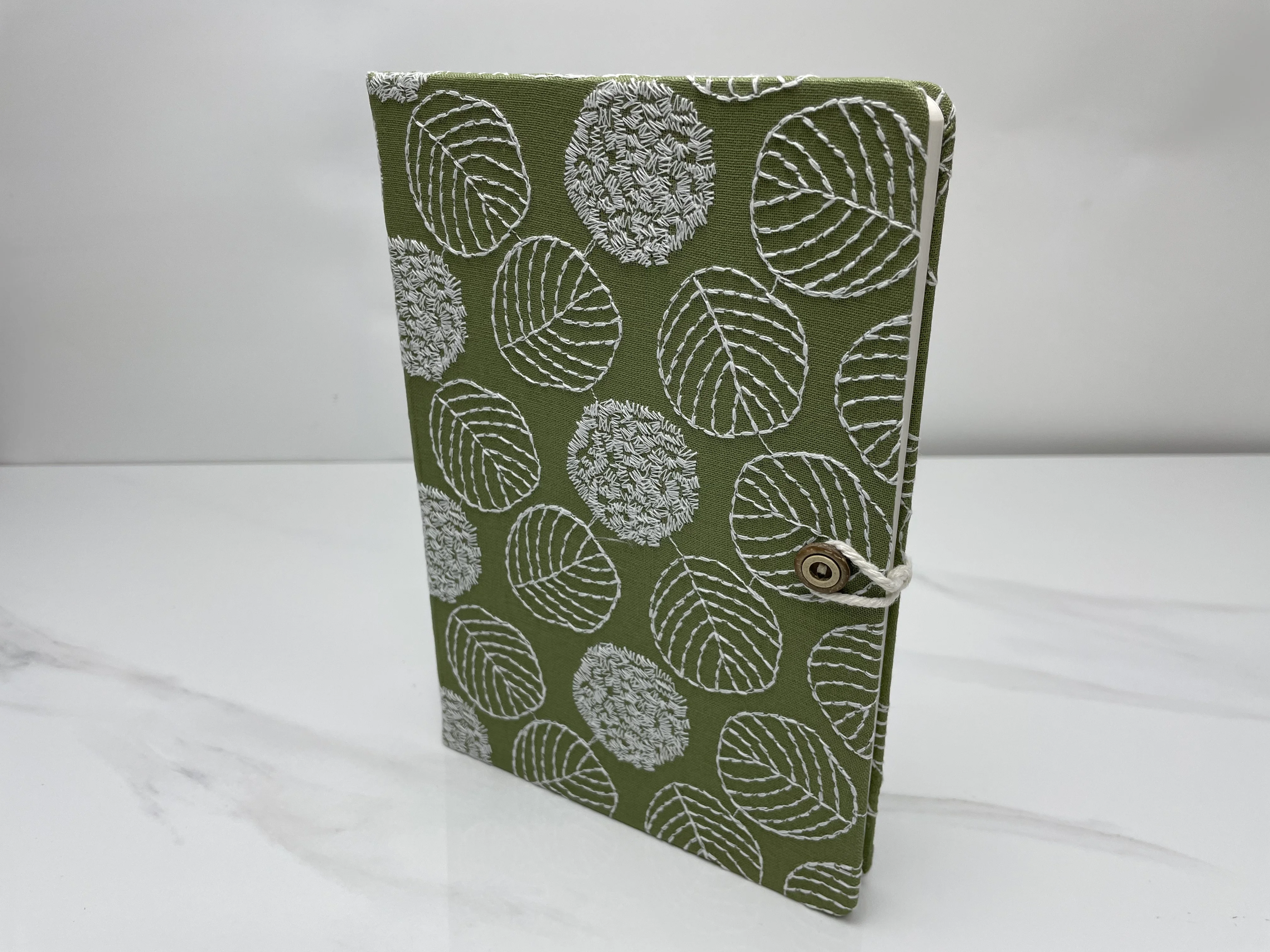 Caderno de Bordado em Tecido Verde A5A6 com Design de Folhas - Diário Versátil com Páginas Brancas, Linhadas e Quadriculadas para Notas, Diário e Desenho