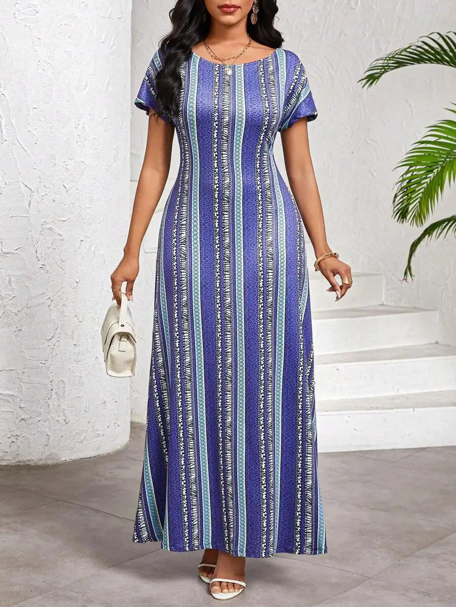 

Синее полосатое макси-платье с круглым вырезом и короткими рукавами