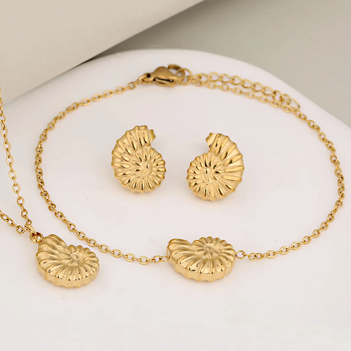 

Набор из 3 предметов: ожерелье, браслет и серьги с подвесками в виде ракушек из нержавеющей стали в стиле минимализм, с природным и свежим лесным дизайном, для женщин, полный волшебства.