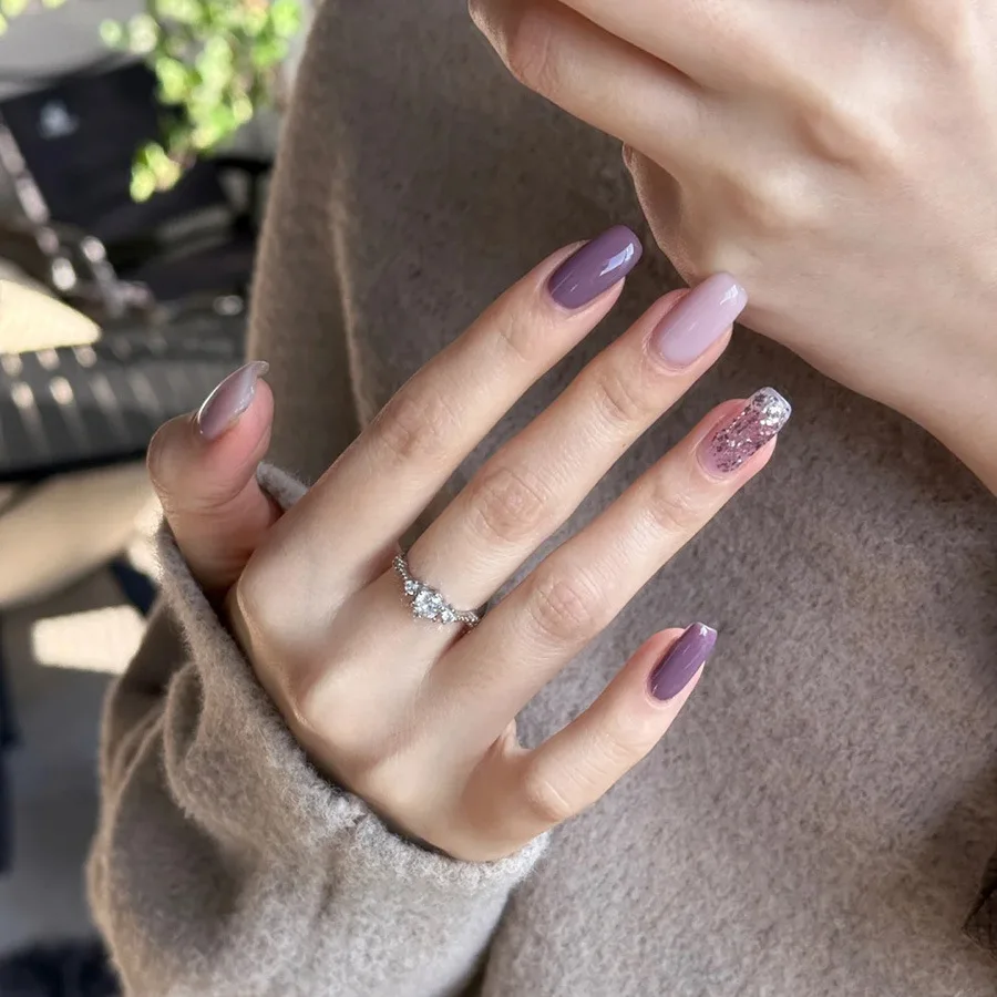 Kurze, mittellange künstliche Nägel für Frauen und Mädchen, rosa, lila, beige Nägel mit glitzernden Glitzerpartien, quadratische Nagelspitzen, zum Aufdrücken, falsche Nägel