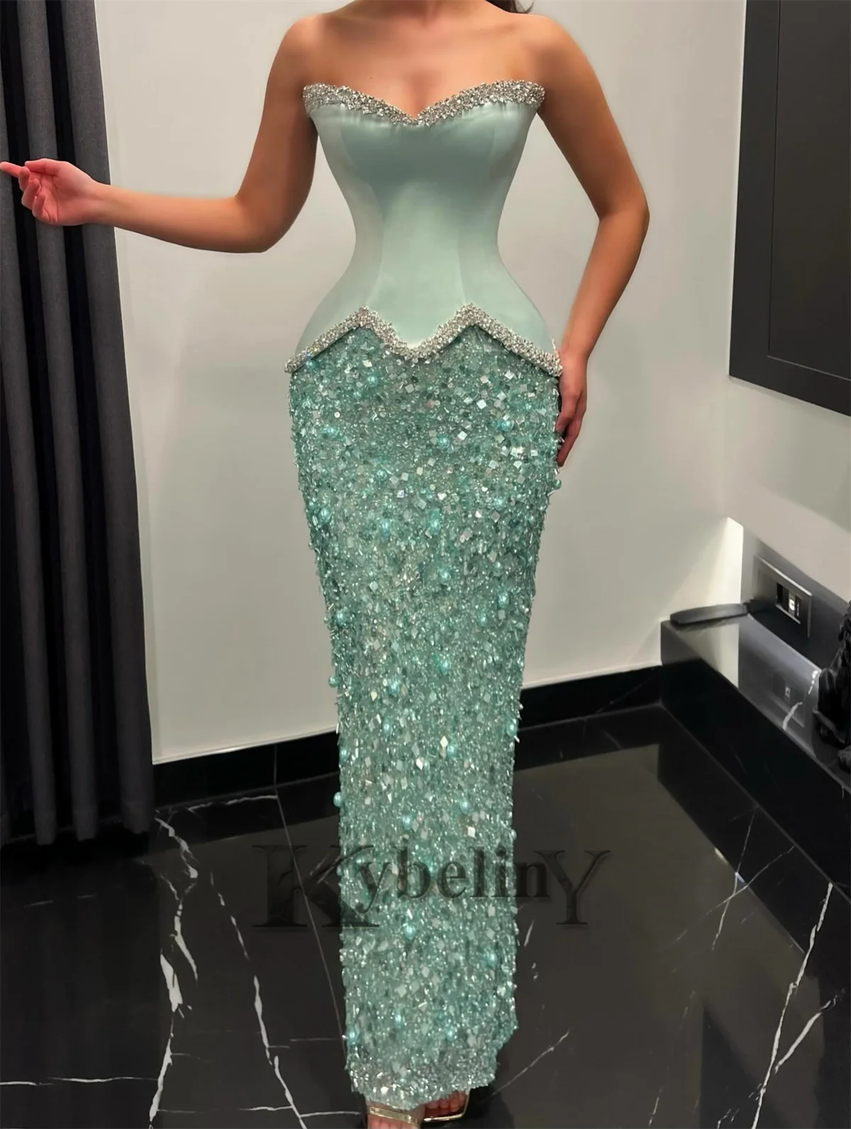 فساتين حفلة موسيقية براقة من Kybeliny للنساء مع كريستالات مطرزة بدون أكمام على شكل بوق على شكل قلب فستان رسمي للحفلات حسب الطلب