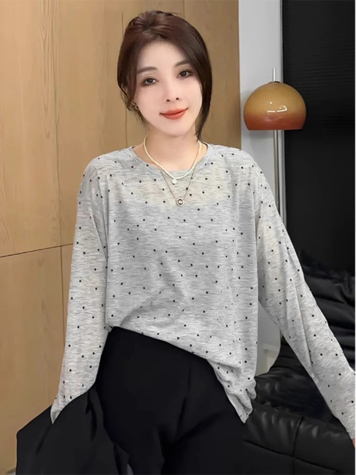 

Свободная удлиненная женская футболка для защиты от солнца весной, с принтом в горошек, повседневная, удобная, больших размеров, базовый слой