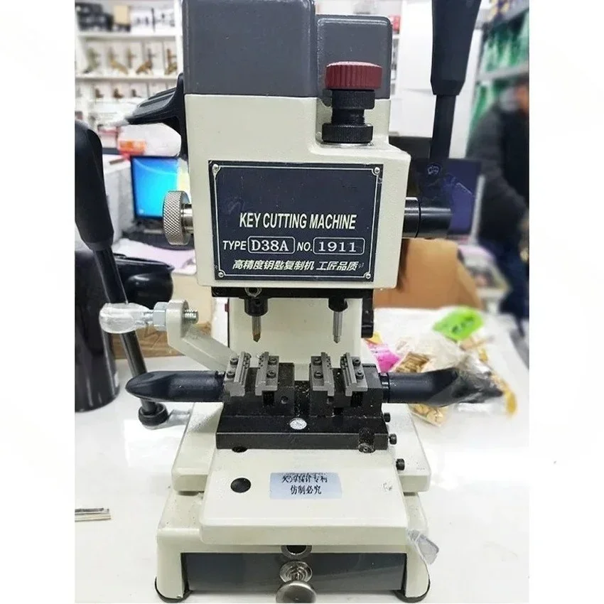 

Вертикальный станок для копирования ключей D38A: высокоточный сверлильный станок, инструмент для слесарей, для изготовления дубликатов автомобильных и домашних ключей