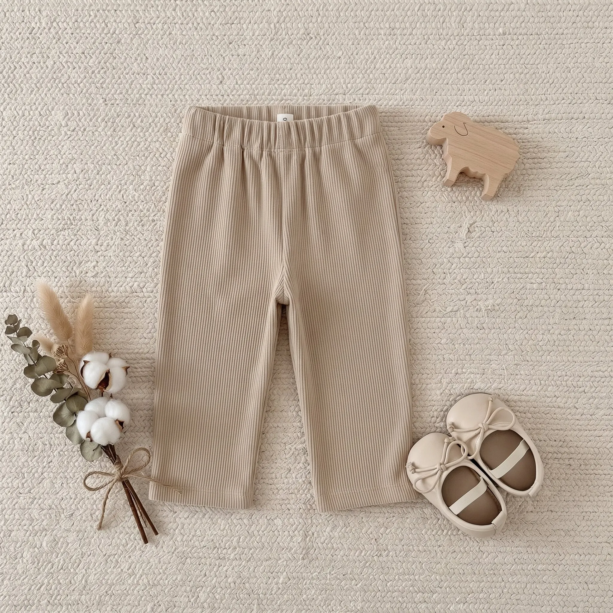 Gerippte, gerade geschnittene Hose für Babymädchen, Farbe Khaki, mit kleiner Blumenstickerei, elastischem Bund und Taschen, Freizeit-Hose für Kleinkinder, Mädchen, Frühling. – Detail 6