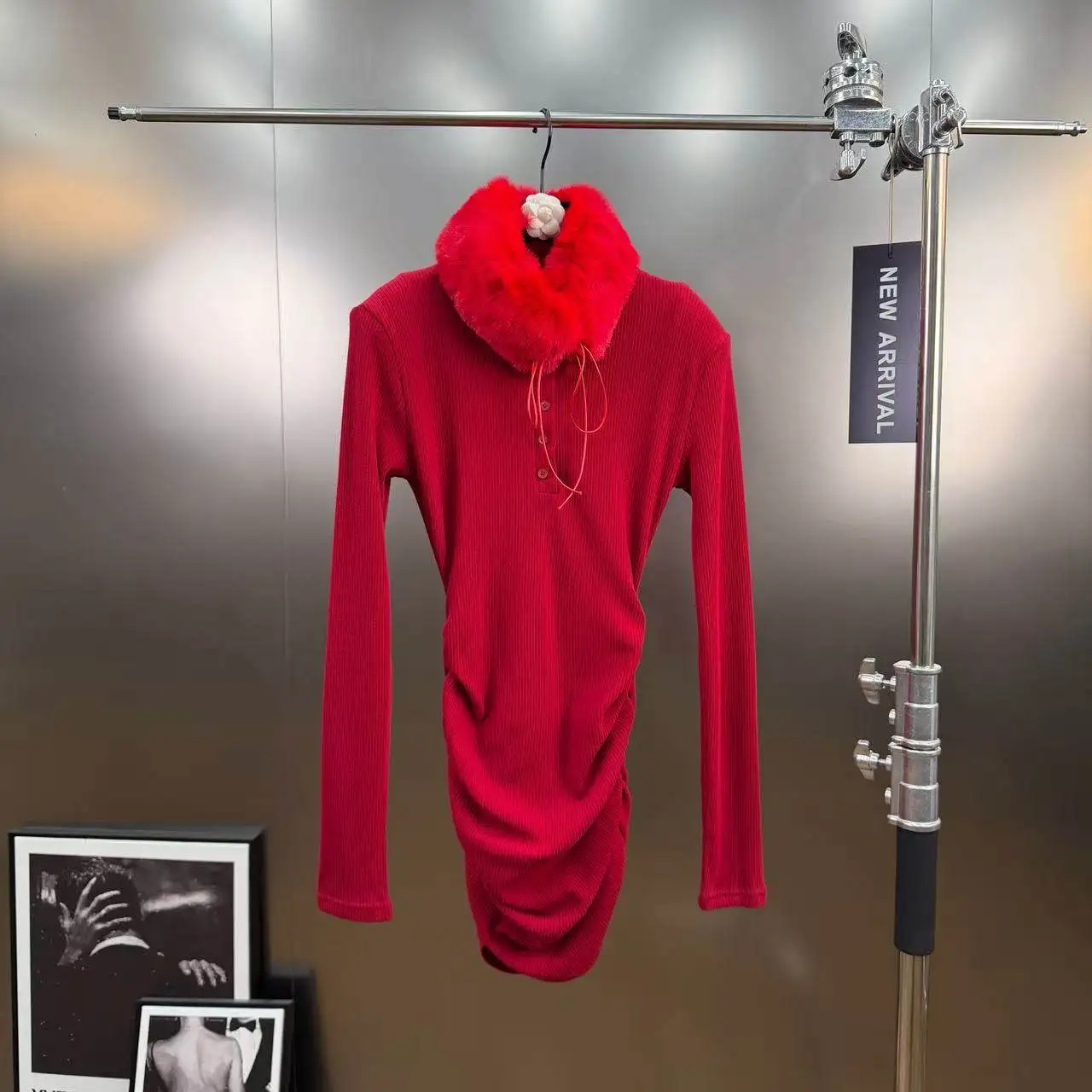 Zimowa sukienka dzianinowa z odpinanym futrzanym kołnierzem, długi rękaw, damska, zapinana na guziki, dopasowana, ocieplana, ciepła sukienka swetrowa o średniej długości.