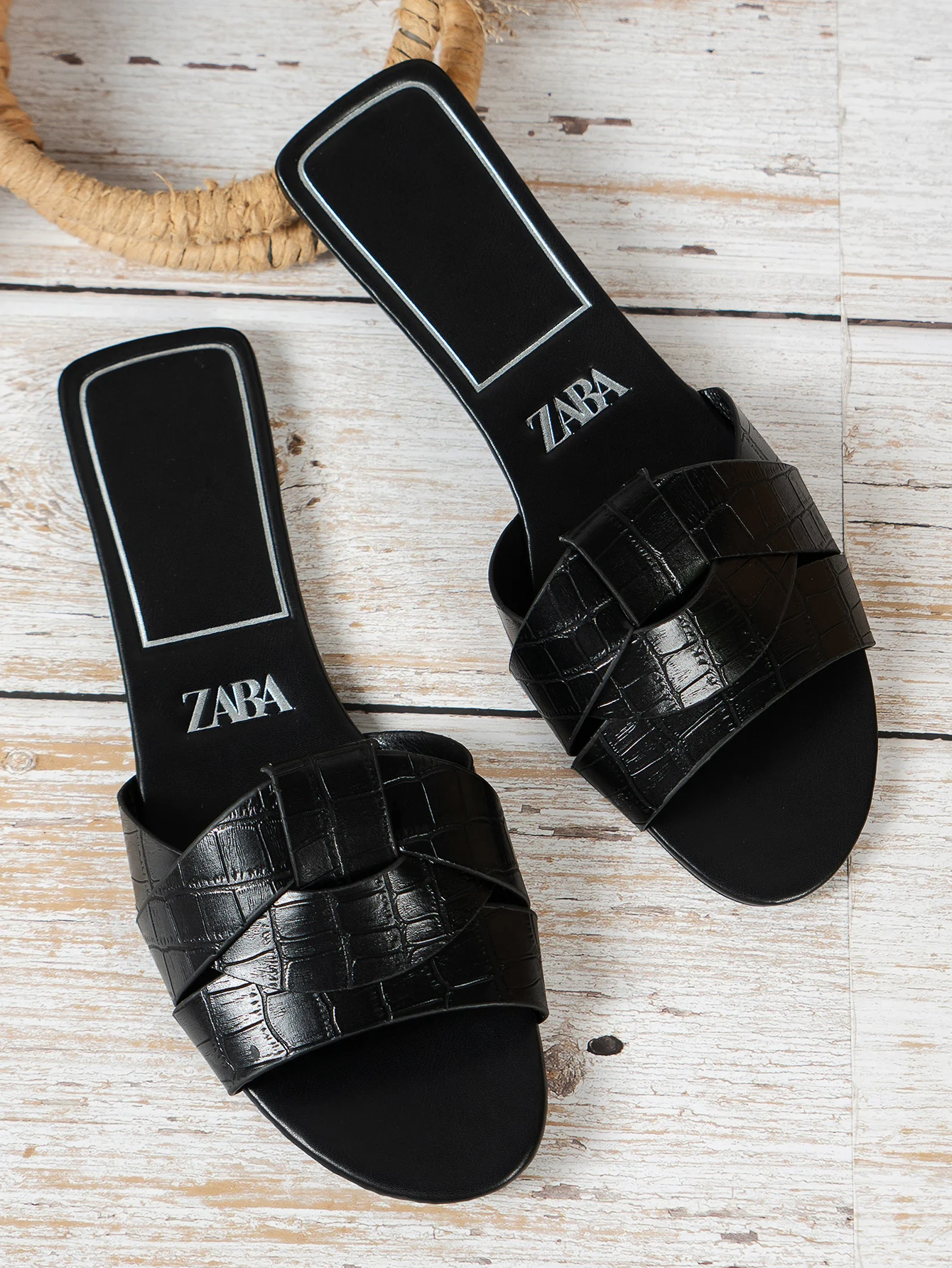 2025 Luxury Designer New Sandals Flat Comfort Sexy Open Toe Braided Beach Slippers Casual Soft Sole Flip Flops Zapatos De Mujer