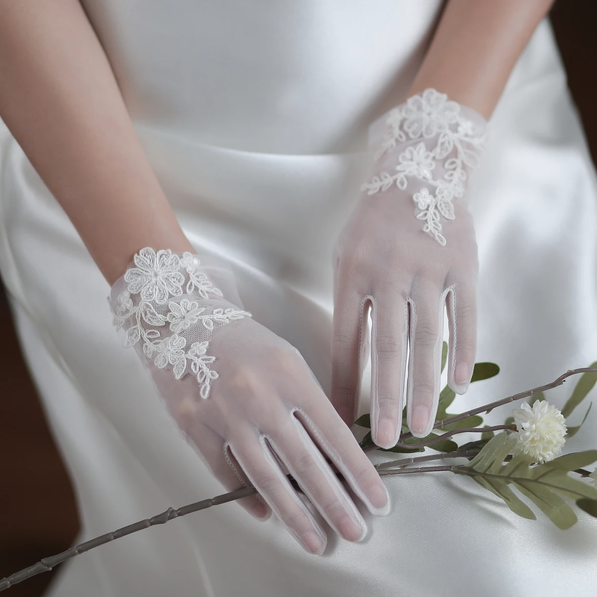 WG060 Wedding Bridal White Gloves Handmade Soft Tulle Lace Appliqued Short Brides Gloves Women Pageant Prom Perform Handschuh