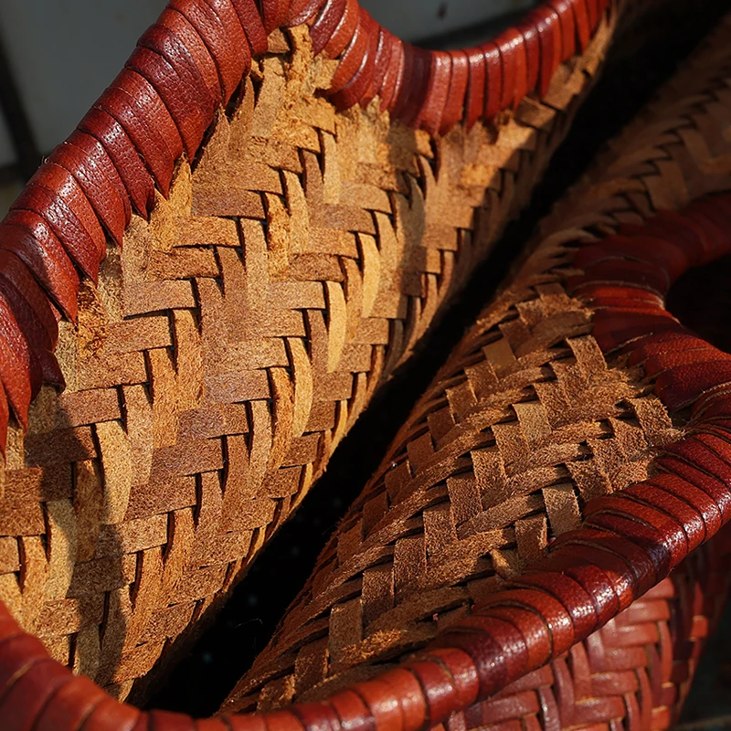 Bolso tipo cesta de piel de vaca francesa tejida para primavera y verano, bolso tejido de ratán, bolso retro informal de moda de gran capacidad para mujer