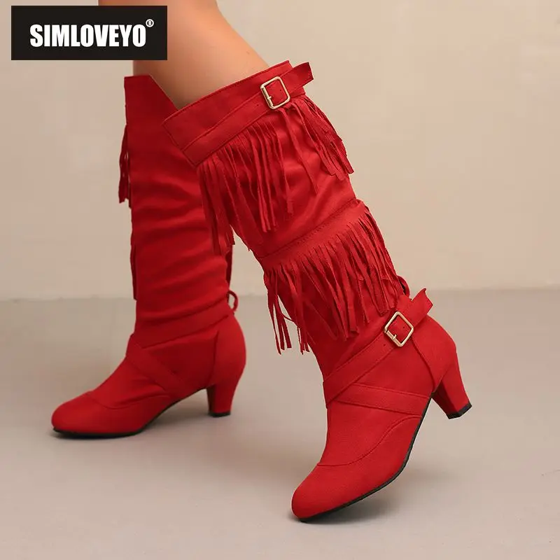 

SIMLOVEYO 2025 г. Модные женские сапоги до колена с острым носком, маленькие каблуки 5,5 см, без шнуровки, с кисточками, пряжками на ремне, 43 44 45, свадебные бота