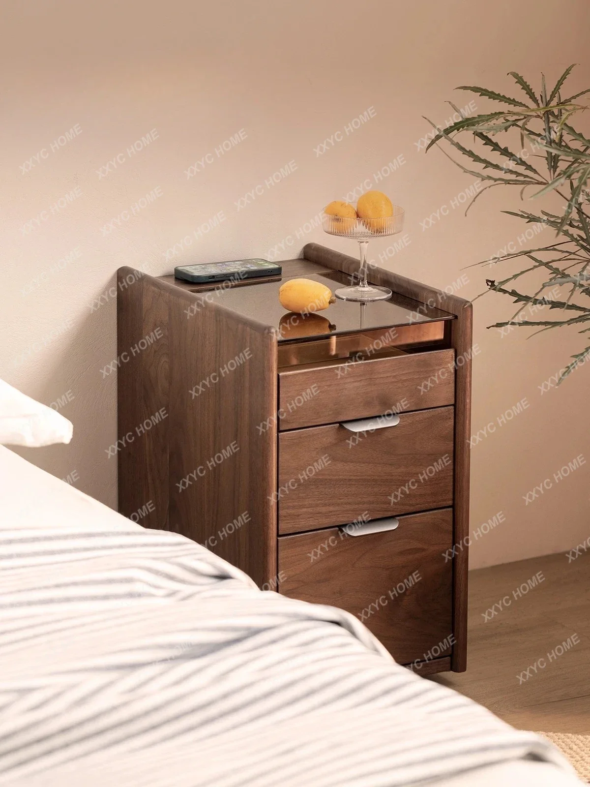 

Прикроватная тумбочка QQblack из массива орехового дерева с беспроводной зарядкой и съемным боковым шкафчиком