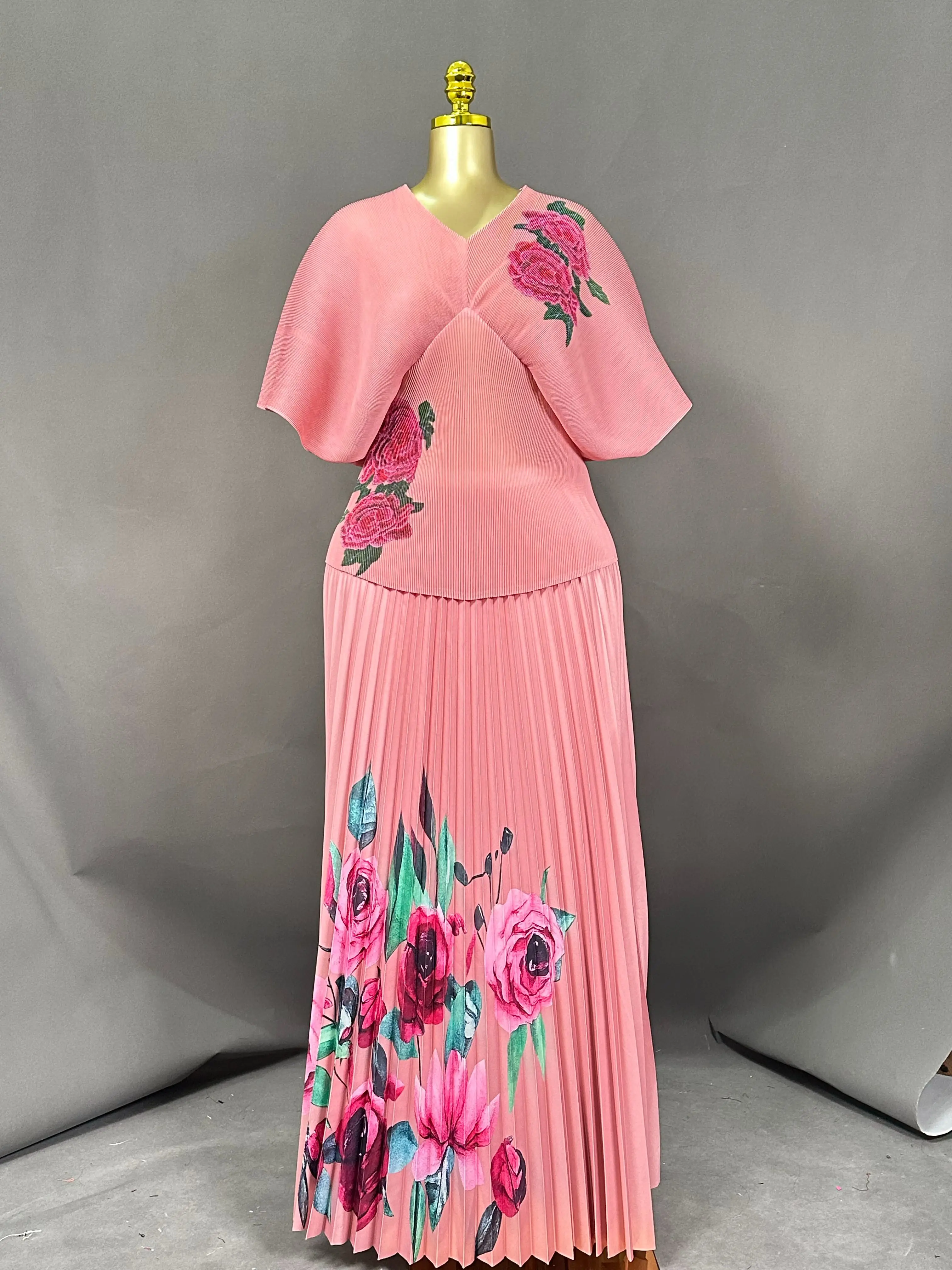 Miyaki Two-Piece Skirt Set with Batwing Sleeves, Pleated Skirt, Floral Print, V-Neck, Short Sleeves, Plus-Size Women's Clothing, European and American Style, African Waist-Cinching