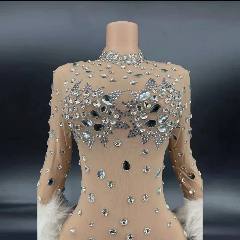 Venta al por mayor de ropa de talla grande para mujer, mono de talla grande a la moda con diamantes brillantes, monos de plumas blancas para mujer de manga larga