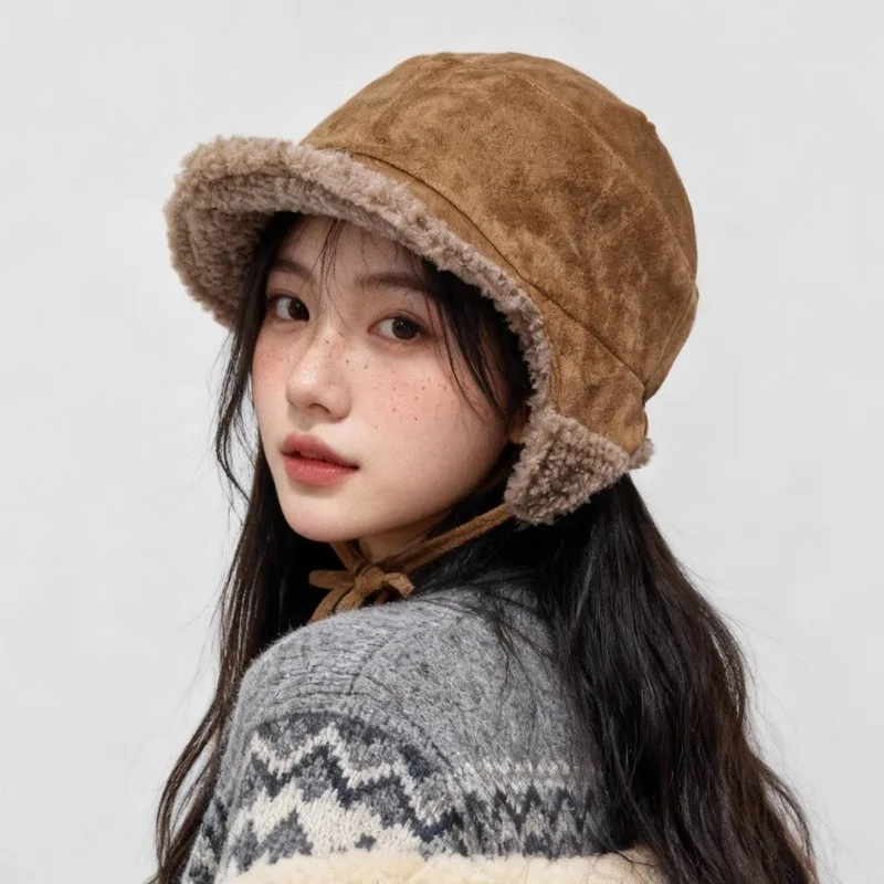 

Ретро замшевые кепки-пилоты с ремешком, женские осенне-зимние теплые шапки-бомберы для верховой езды на открытом воздухе, защита ушей, универсальные утолщенные плюшевые шапки-бомберы