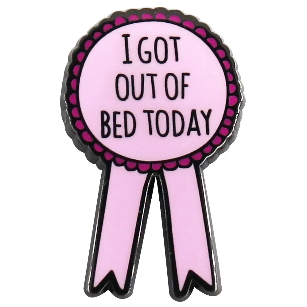 دبوس المينا بالجائزة الوردية اللطيفة ، لقد خرجت من السرير اليوم شارة ، عمل مضحك ، مجوهرات فكاهة