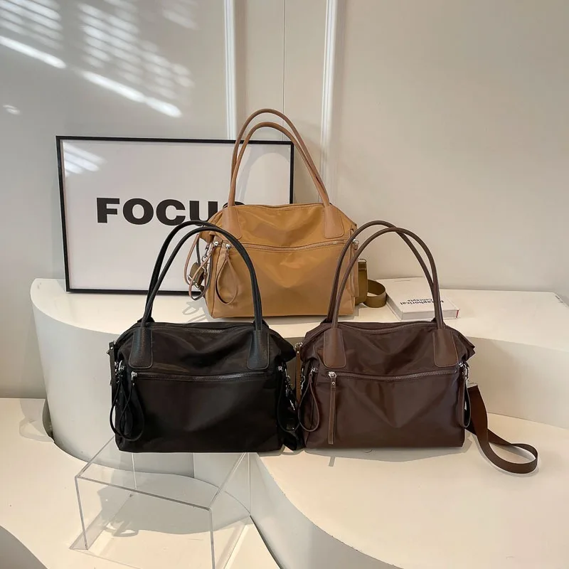 Modische Nylon-Tragetasche mit Lederbesatz Umhängetasche mit Mehreren Reißverschlusstaschen Geräumige Pendler-Schultertasche