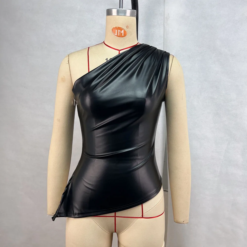 Einfarbiges, ärmelloses, unregelmäßiges, schulterfreies T-Shirt aus Leder mit schrägem Kragen, sexy, schmal geschnitten, mit Reißverschluss – Detail 11