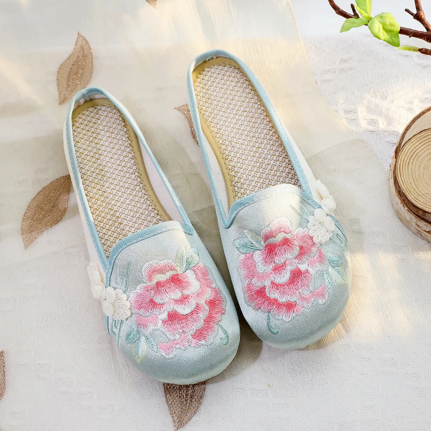 Pantoufles brodées maison plat Style National chaussures en tissu pantoufles en coton chaussures en tissu Hanfu chaussures brodées Flattie