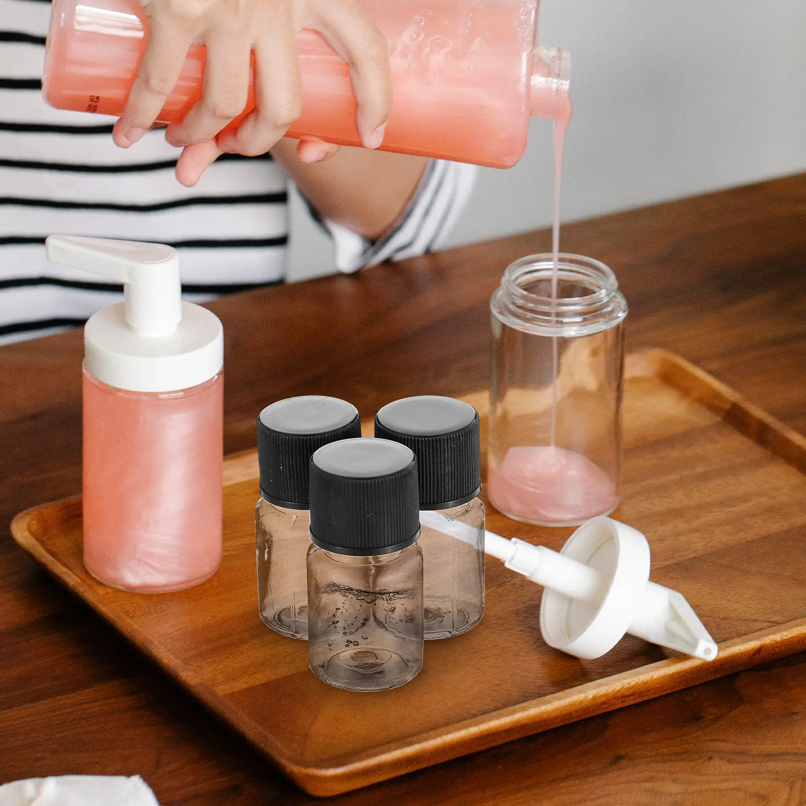 

50 шт. Пробные флаконы, прозрачные, маленькие, пустые, для эфирных масел, с завинчивающимися крышками, герметичные, дорожные контейнеры для жидкостей, многоразовые, пластиковые