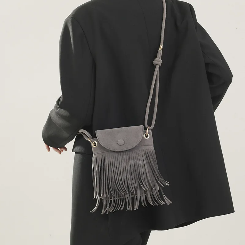 Trendige Leder-Umhängetasche mit Quaste, einfarbig, für Damen, Messenger-Tasche mit Fransen-Design und verstellbarem Riemen, Alltags-Umhängetasche – Detail 7