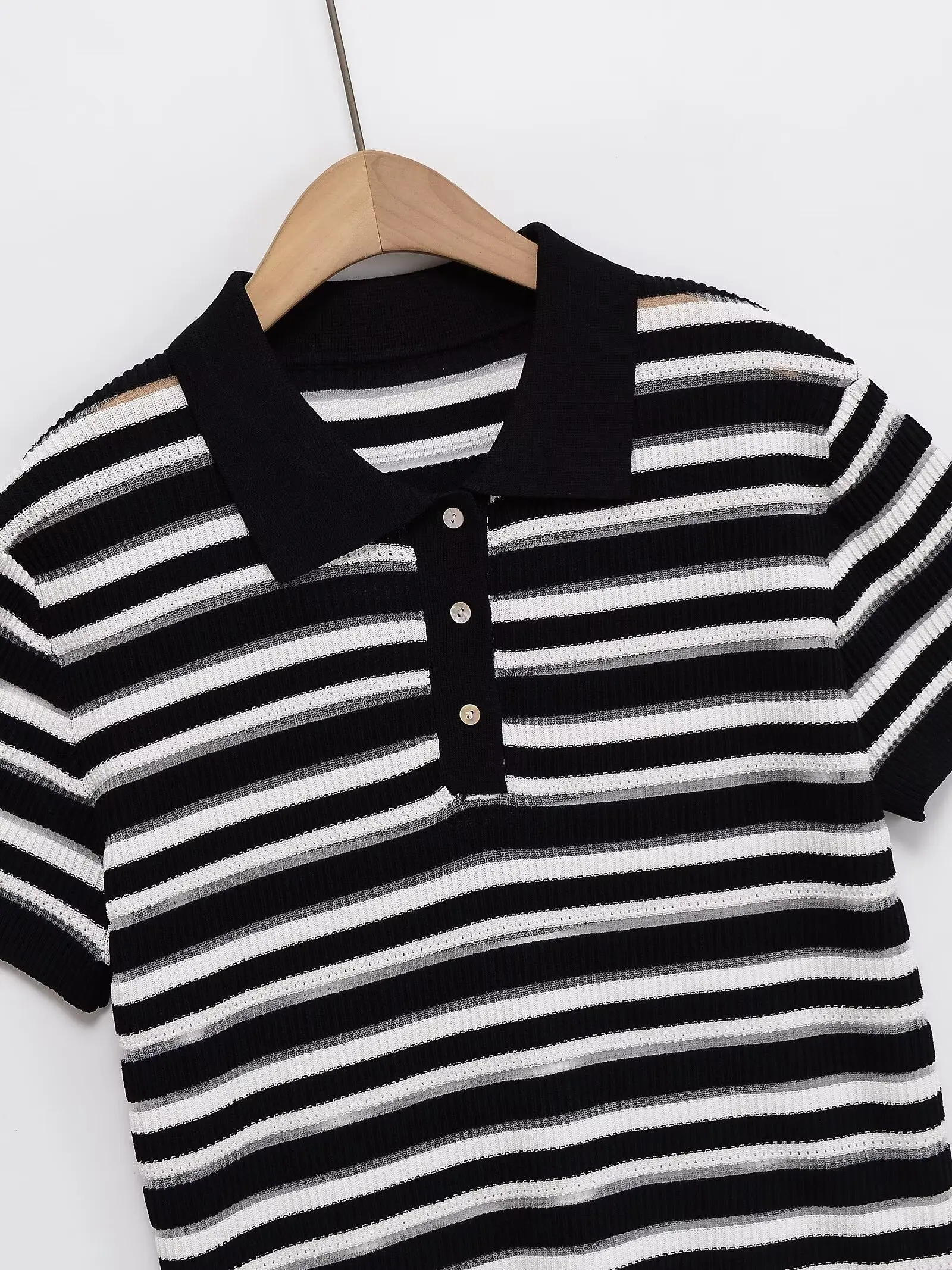 منتجات صيفية جديدة لعام 2025 ملابس نسائية فرنسية ريترو بأزرار مخططة وياقة بولو محبوكة وأكمام قصيرة 9598/032